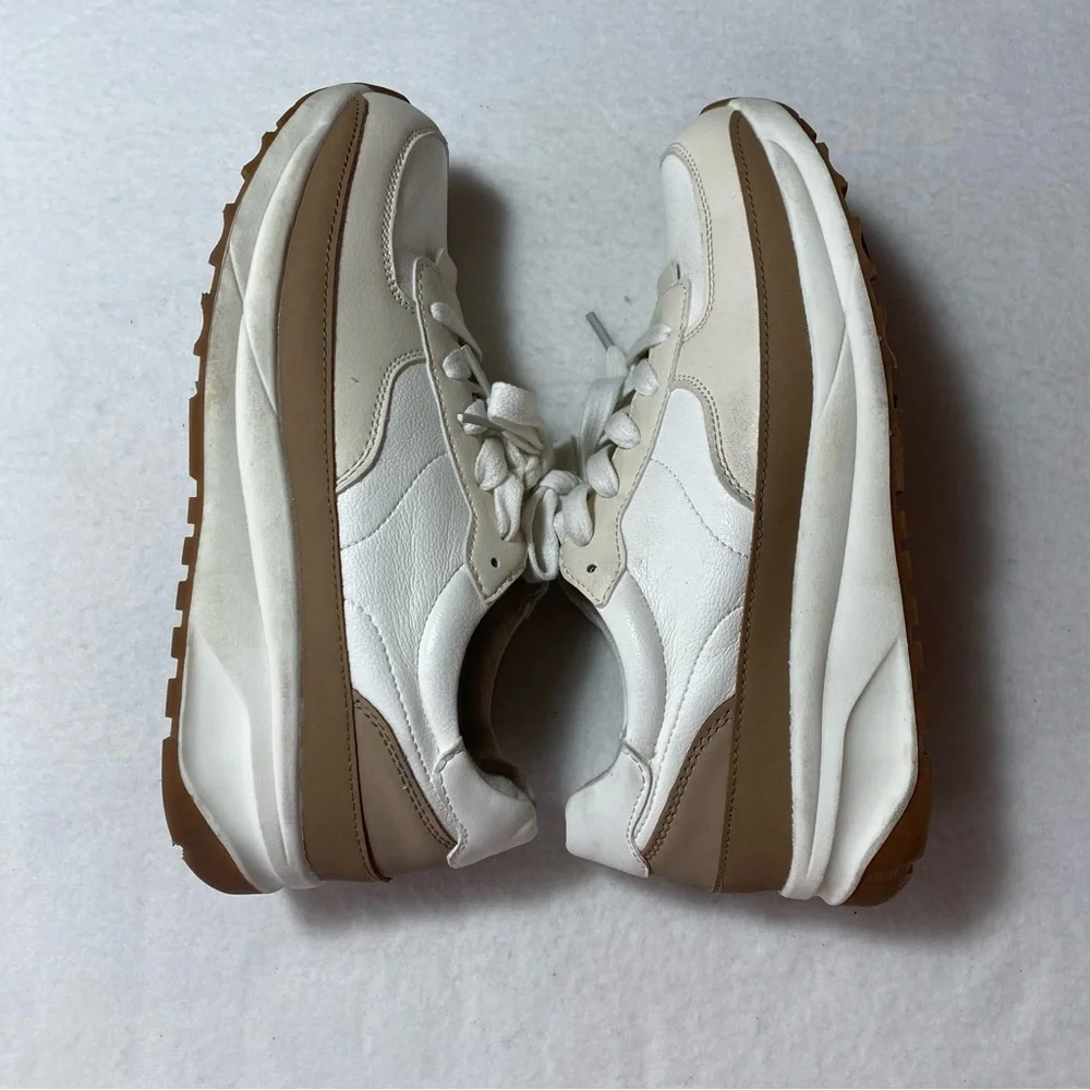Cushionaire Sneakers Women’s 8 Cream Tan Brown Casual Comfort Lace‎ Up Shoe